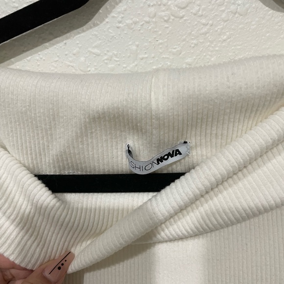 White top - Picture 2 of 3